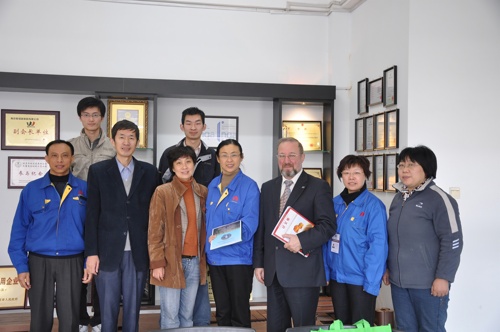 到访嘉宾与聚隆公司领导在平博网页版展厅内合影留念